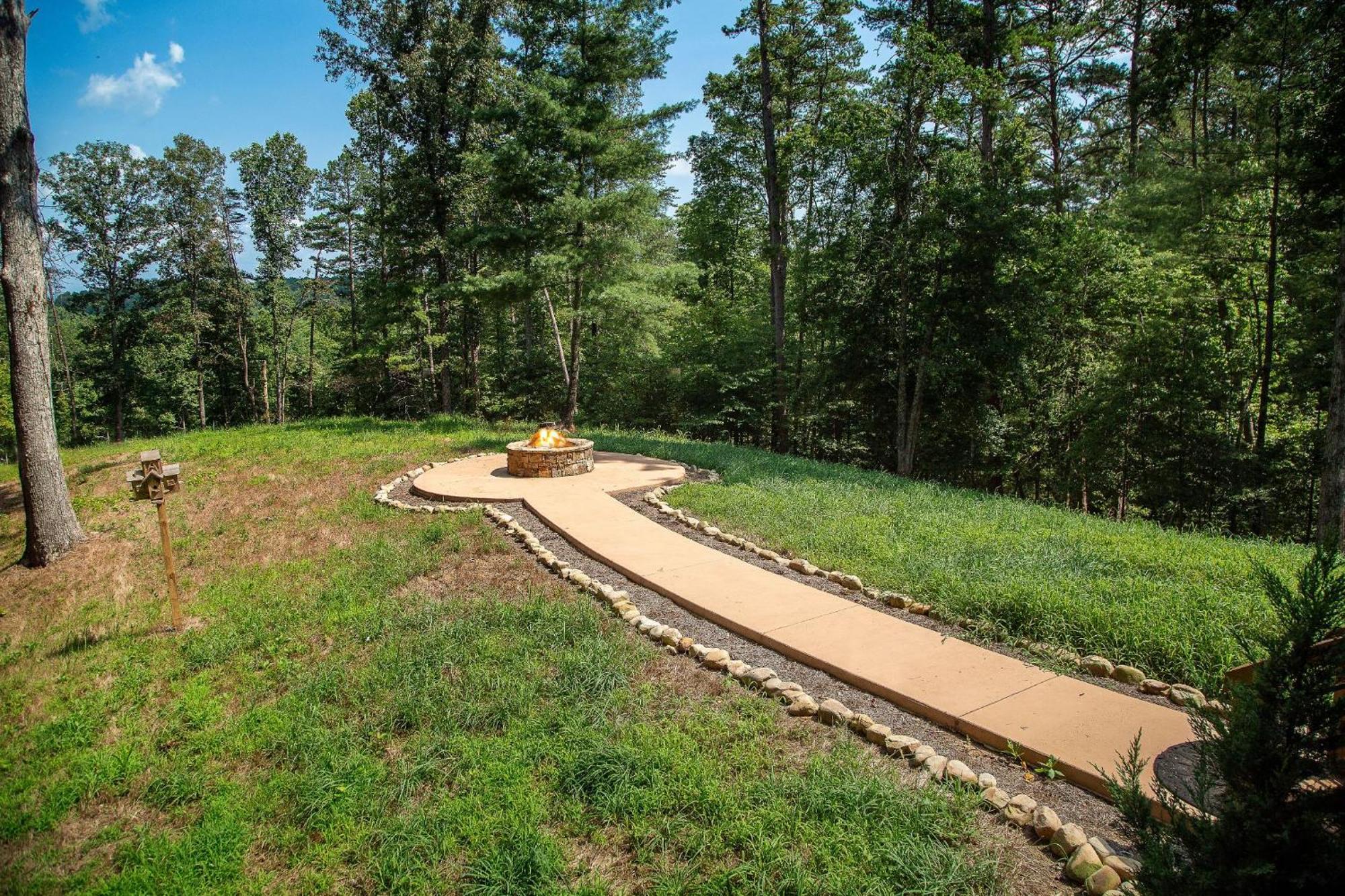 Adore The Smores Rustic Mountain Charm Outdoor Spaces And A Cozy Hot Tub Blue Ridge Exterior foto